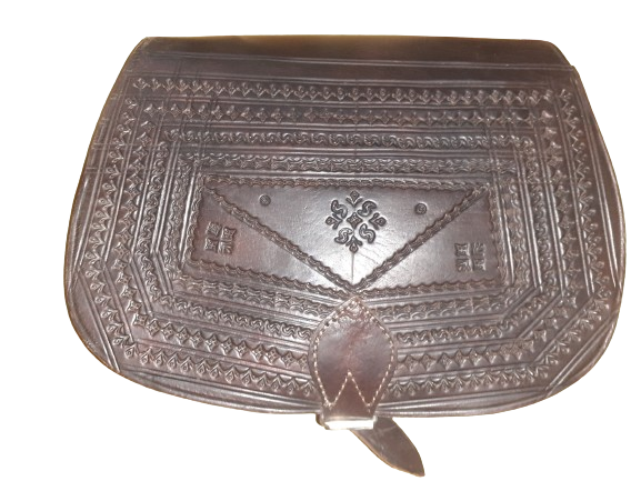 Bolso redondo labrado hebilla L