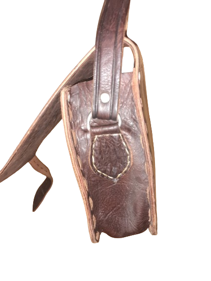 Bolso redondo labrado hebilla L