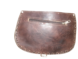 Bolso redondo labrado hebilla L