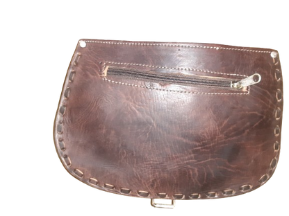 Bolso redondo labrado hebilla L