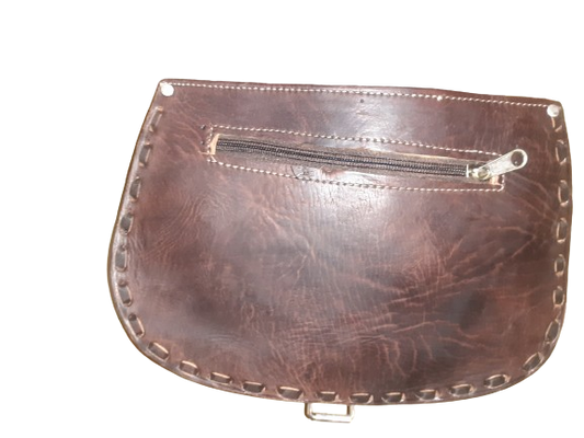 Bolso redondo labrado hebilla L