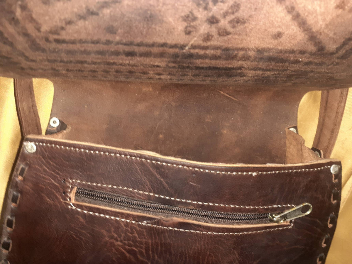 Bolso redondo labrado hebilla L