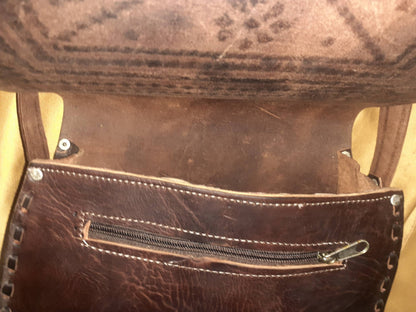 Bolso redondo labrado hebilla L